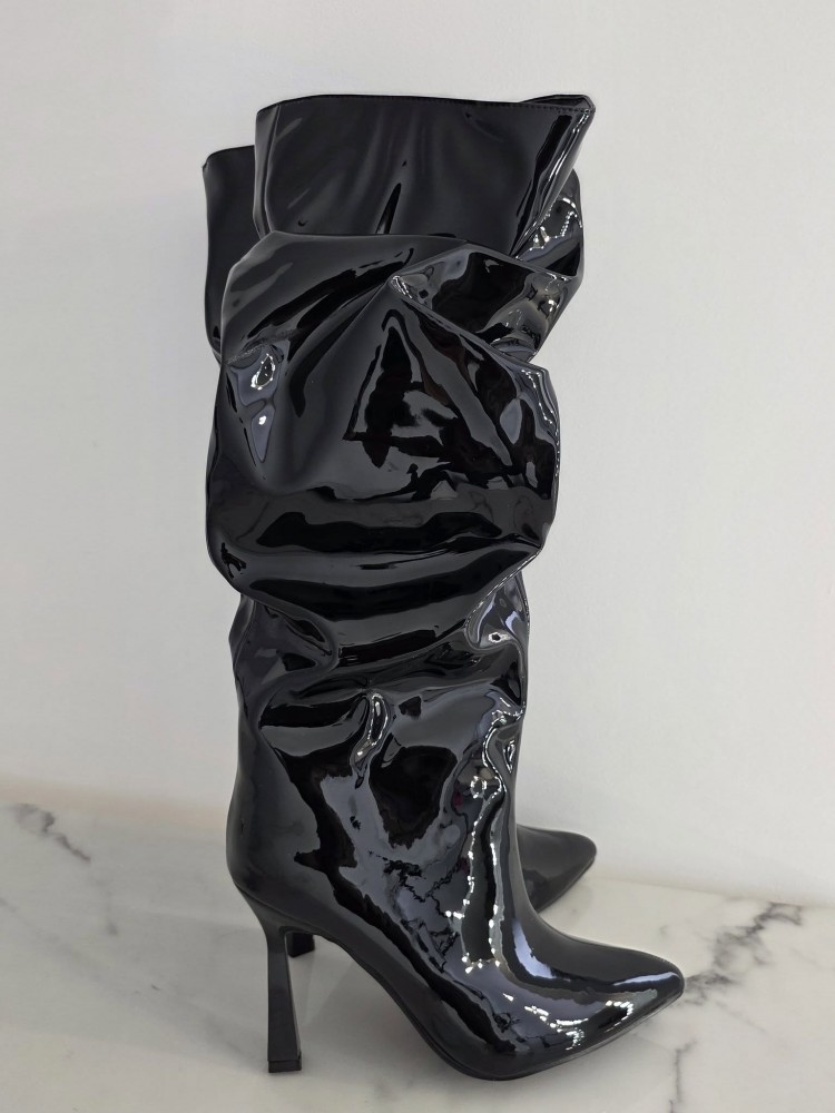 Ботуши с набран ефект от блестящ черен лак