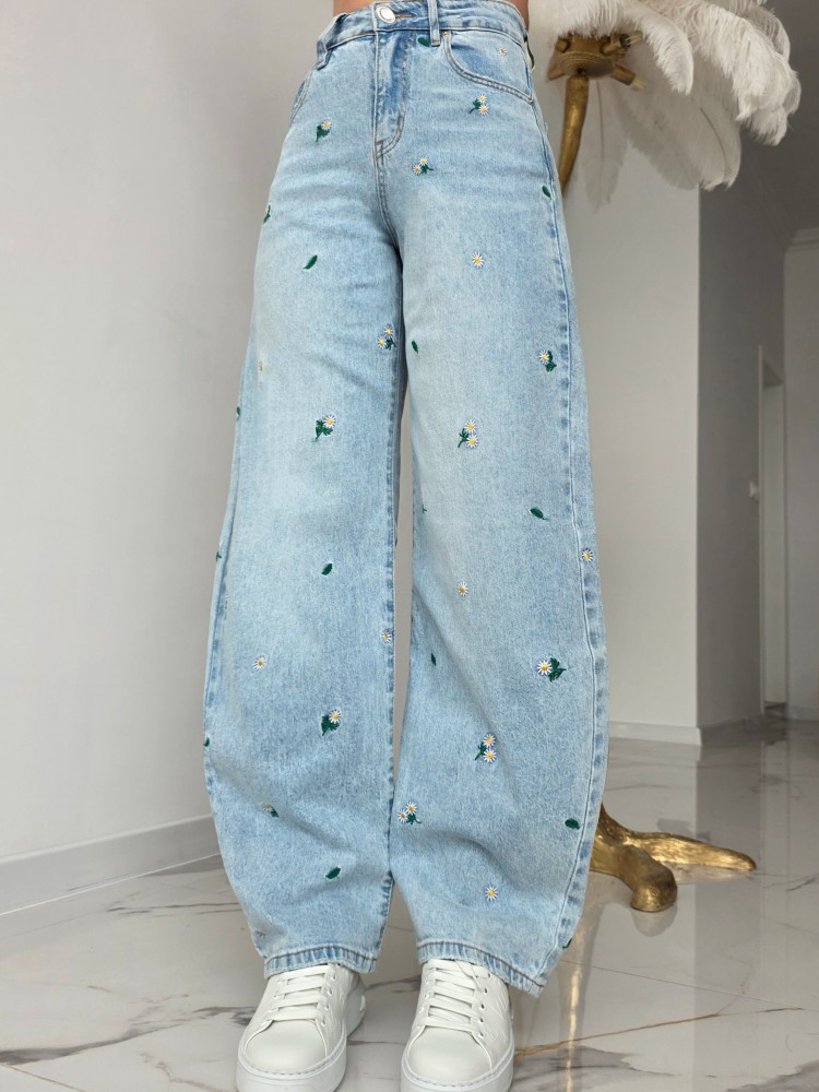 Дънки с бродирани цветчета