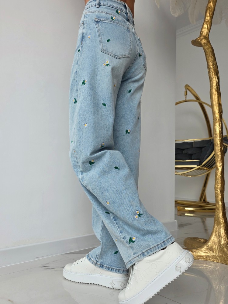 Дънки с бродирани цветчета