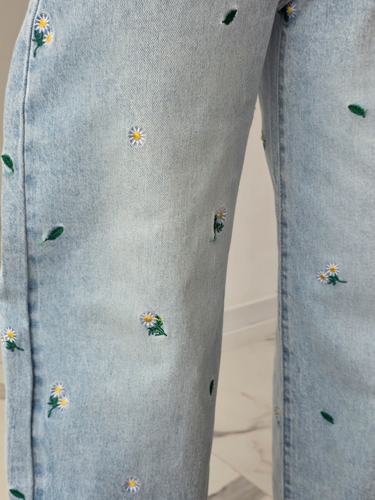 Дънки с бродирани цветчета