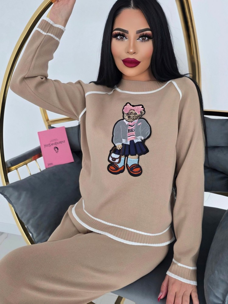 Екип от висококачествено машинно плетиво