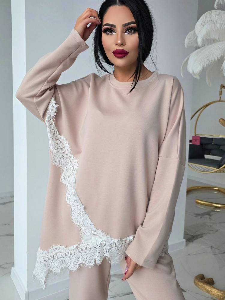 Екип с акцентираща дантела Beige