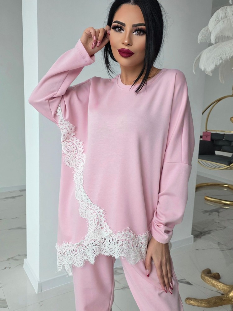 Екип с акцентираща дантела Pink