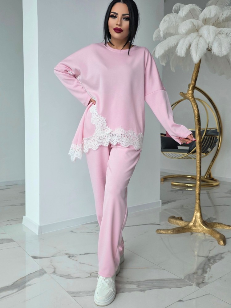 Екип с акцентираща дантела Pink