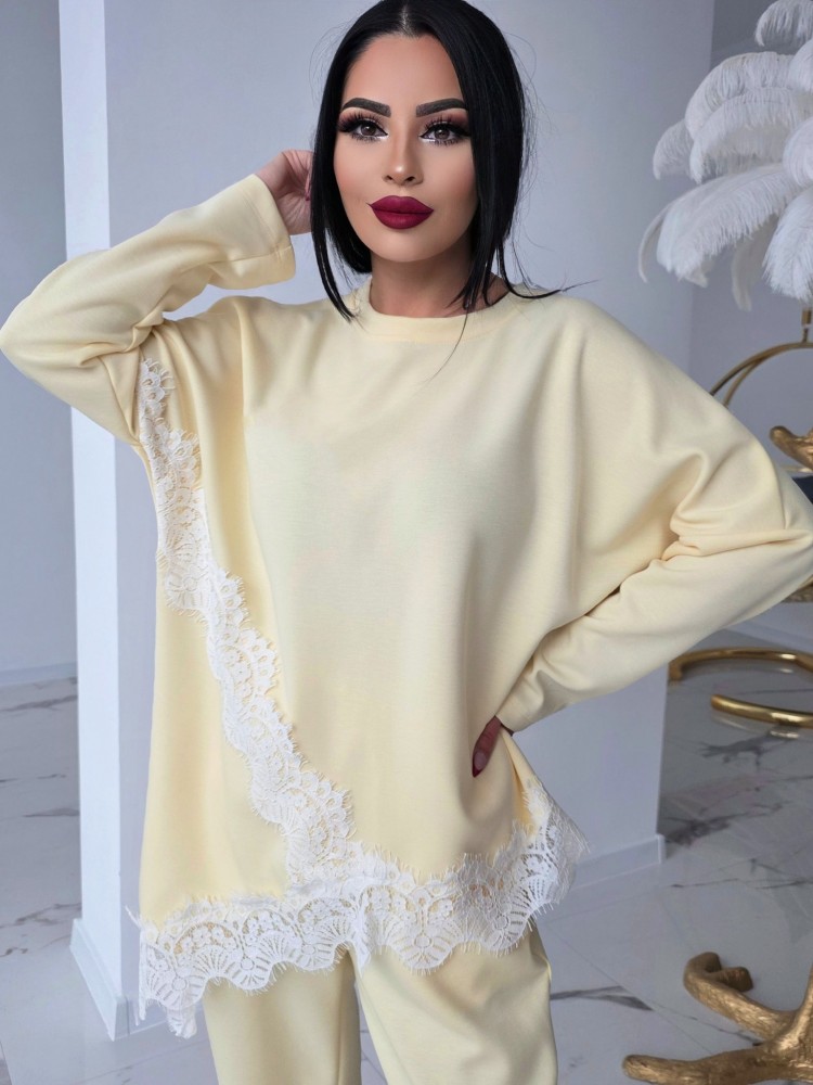 Екип с акцентираща дантела Yellow
