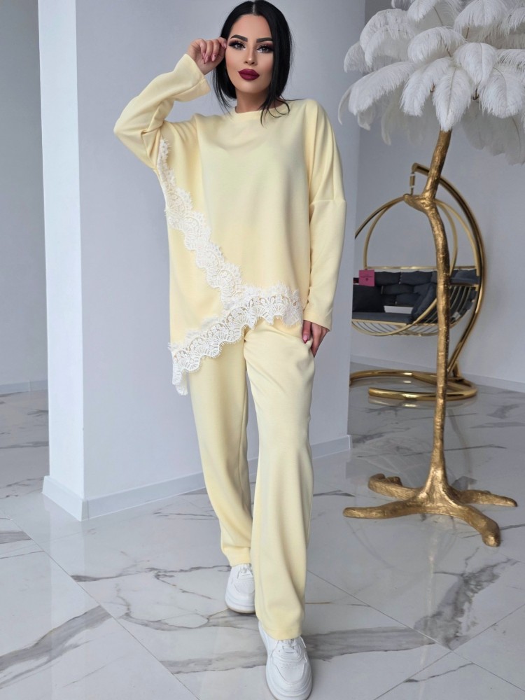 Екип с акцентираща дантела Yellow