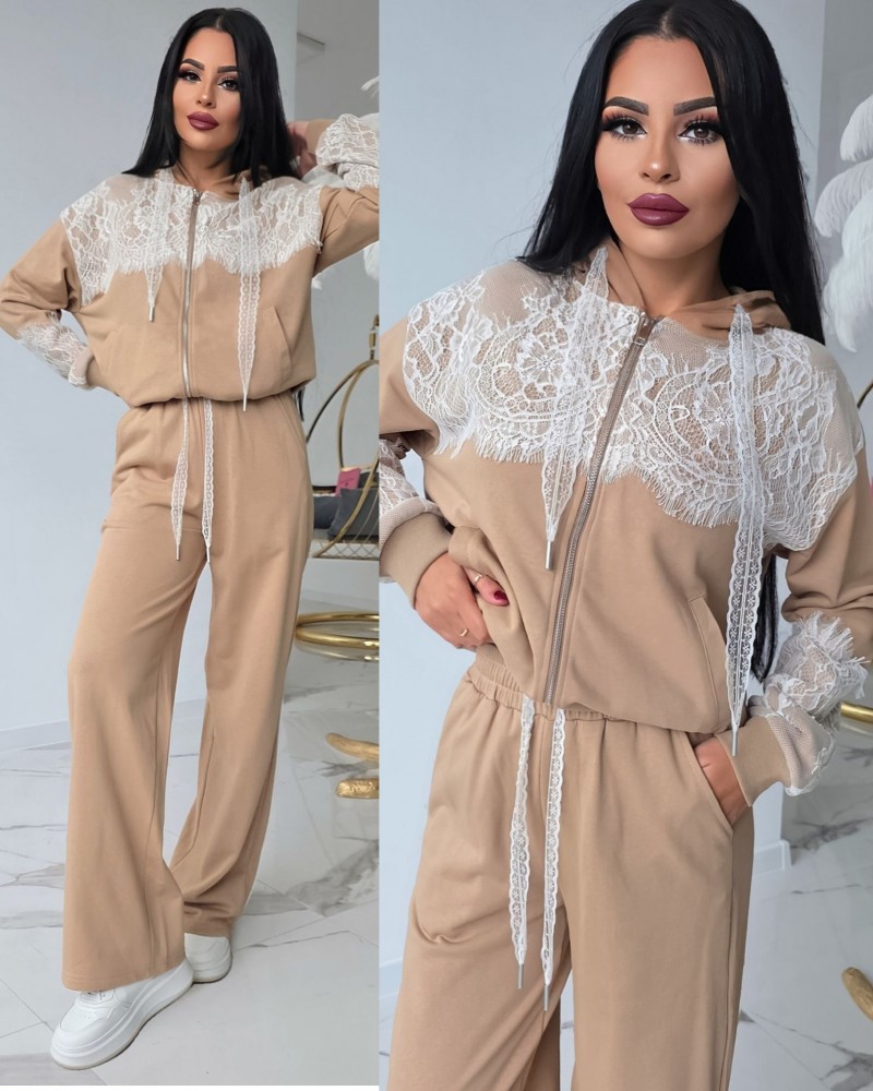 Екип с нежна дантела