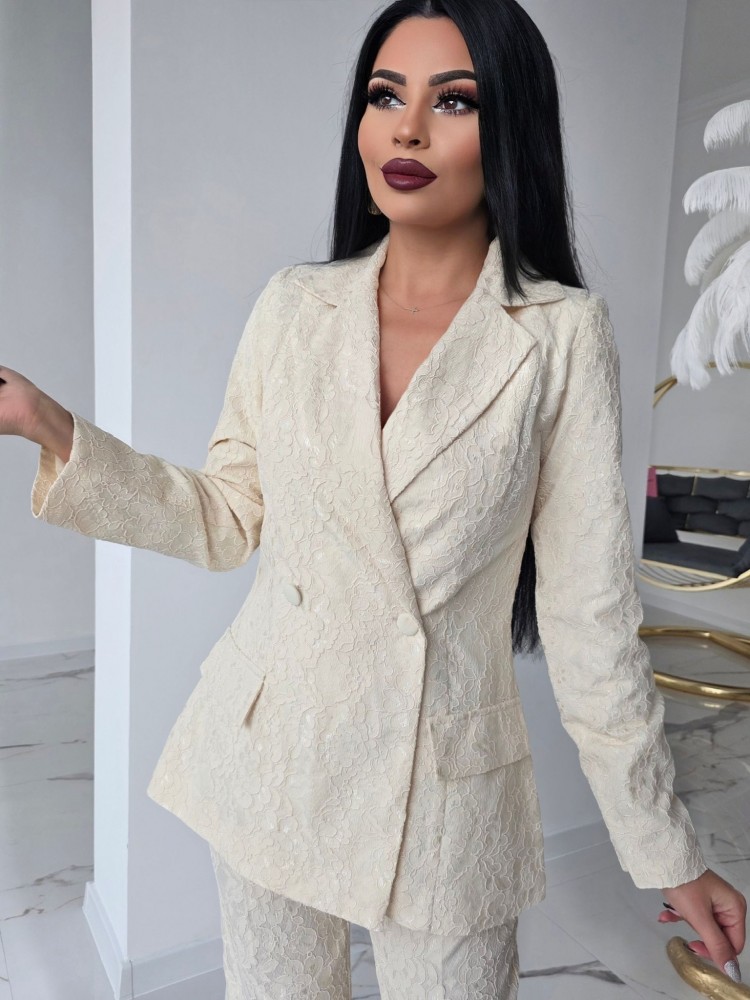 Ексклузивен модел костюм