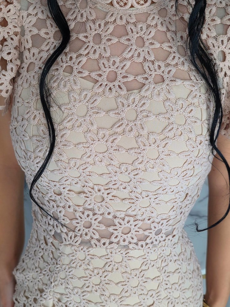 Елегантна рокля с дантела