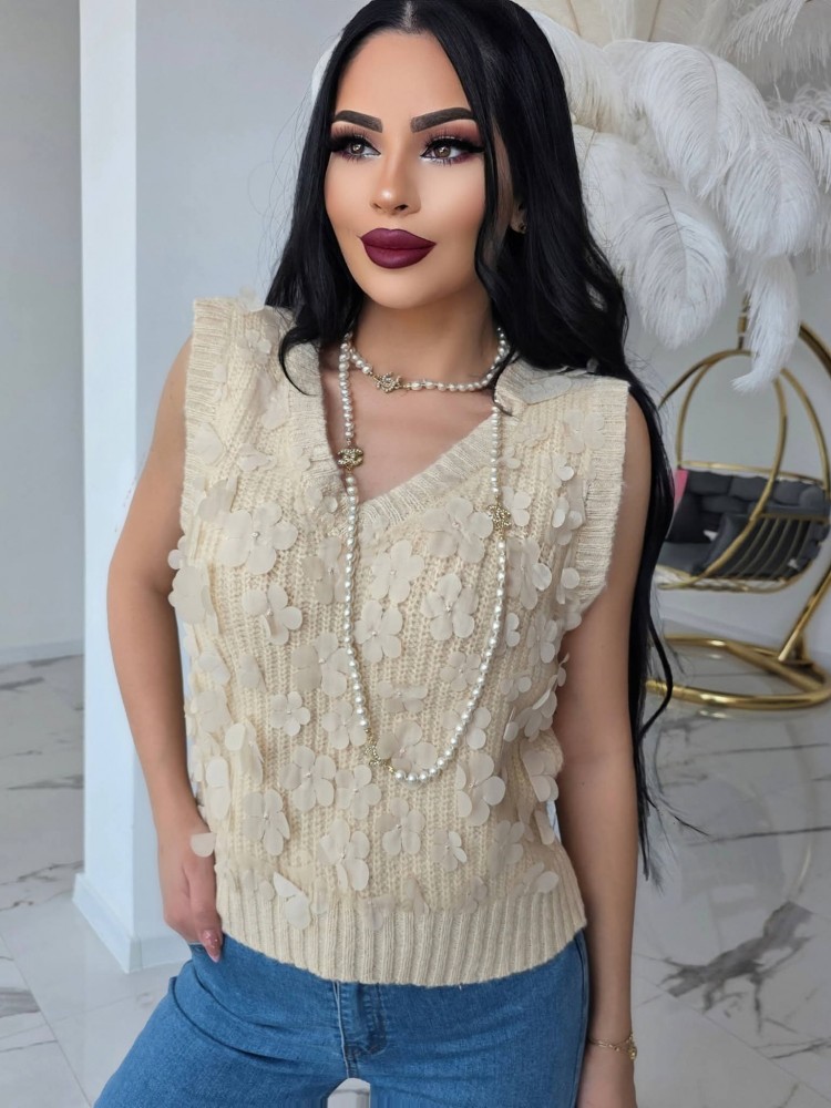 Елек с 3d цветя в бежово