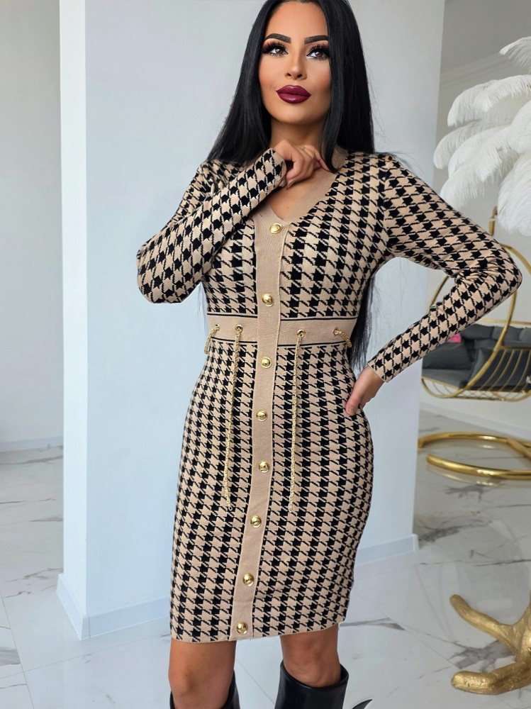 Красива рокля от плътно плетиво