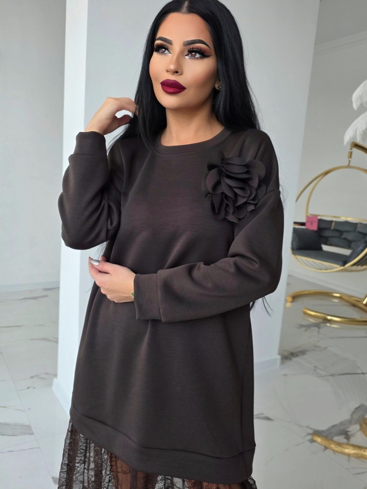 Спортно-елегантна рокля с дантела