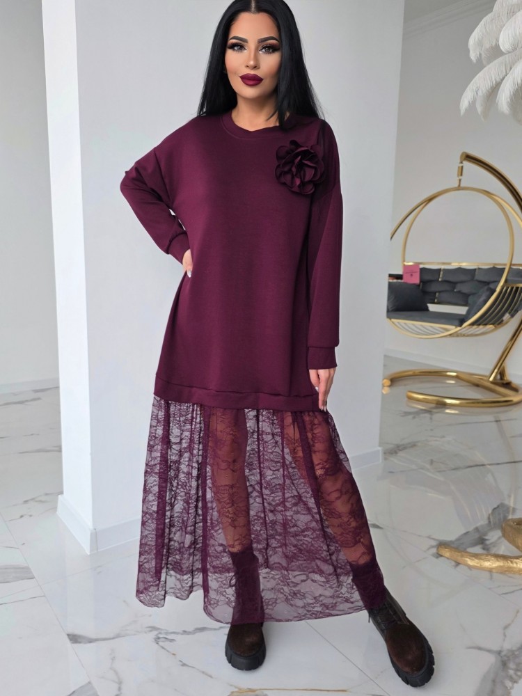 Спортно-елегантна рокля с дантела