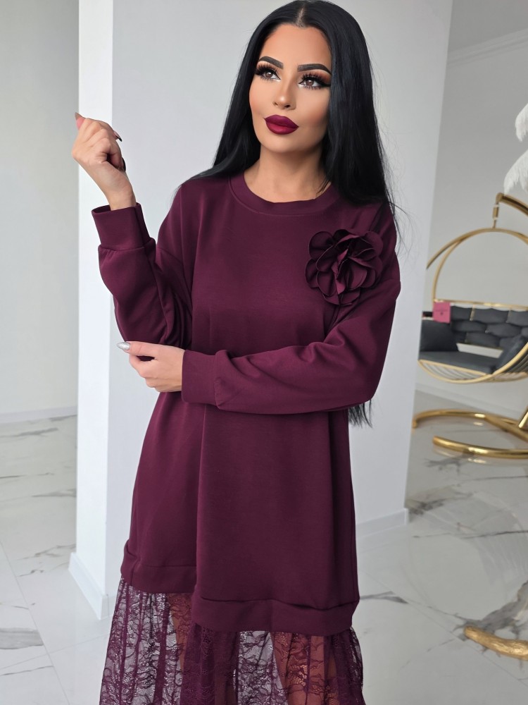 Спортно-елегантна рокля с дантела