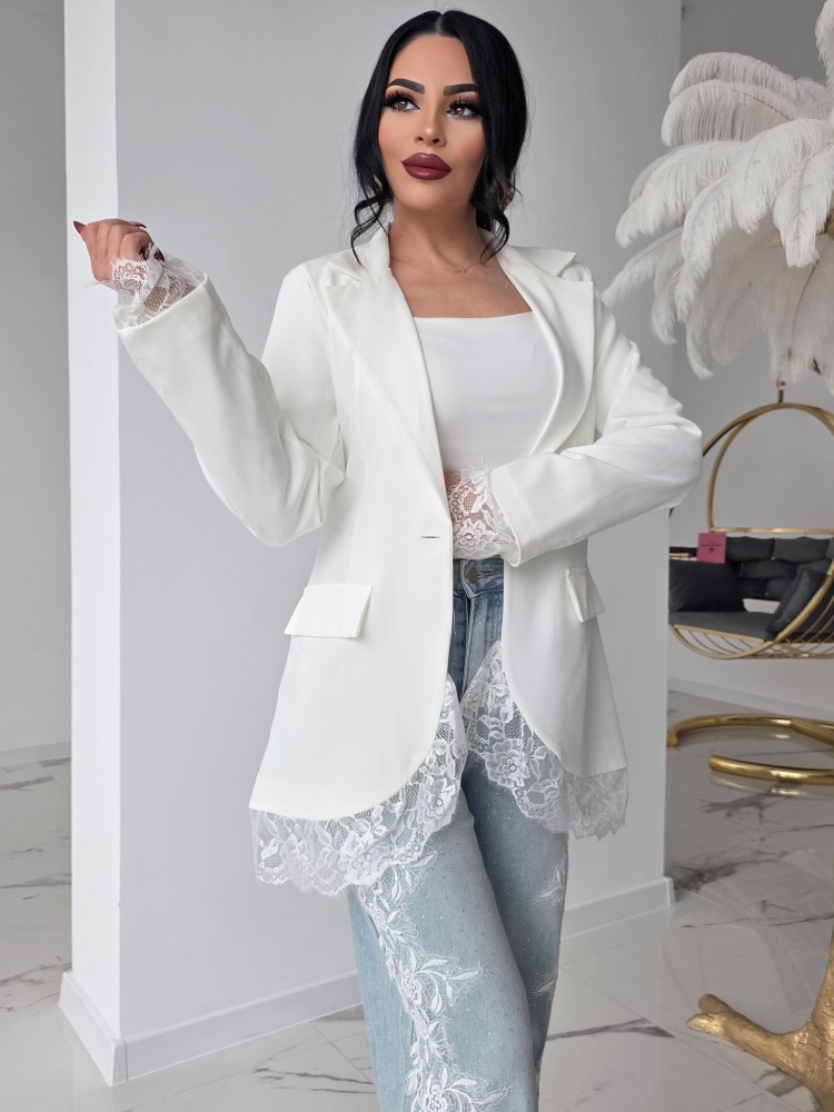 Стилно сако с красвива дантела.