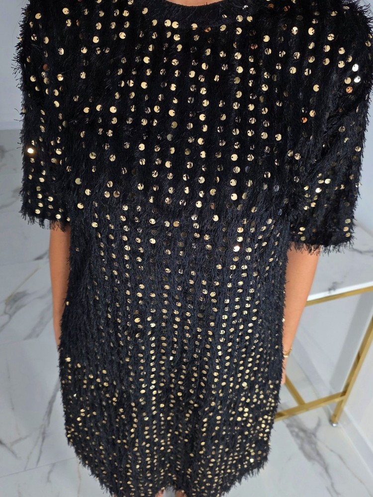 Впечатляваща рокля със златист блясък