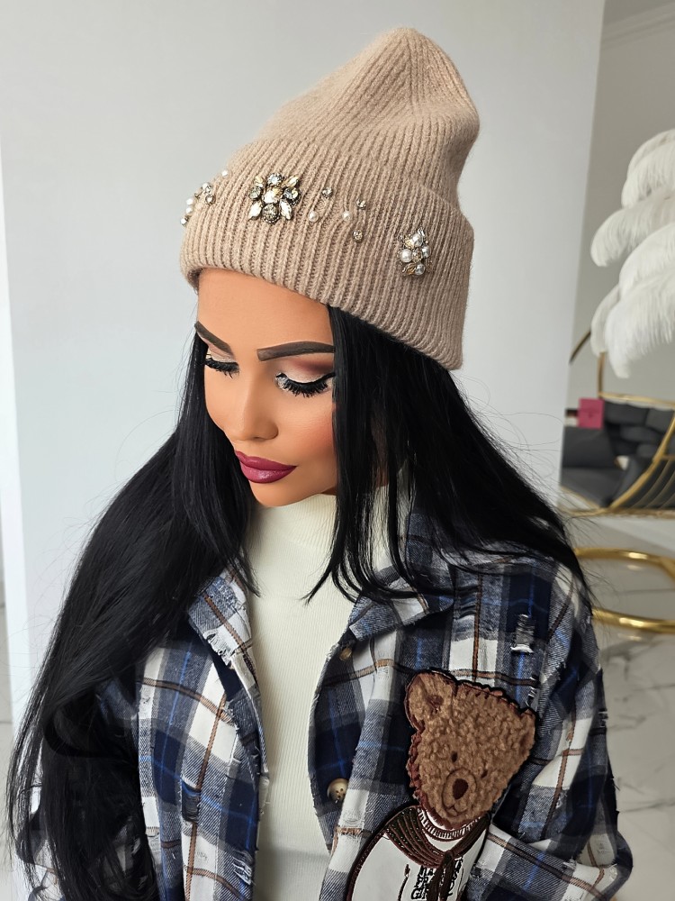 Зимна шапка в бежово Зимна шапка в бежово