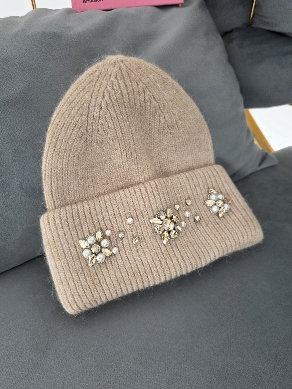 Зимна шапка в бежово