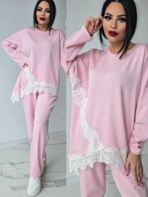 Екип с акцентираща дантела Pink