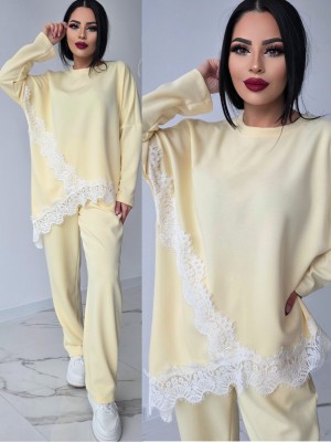 Екип с акцентираща дантела Yellow