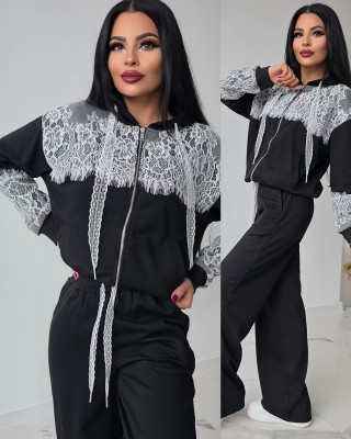 Екип с нежна дантела