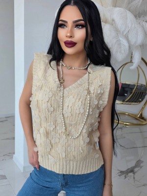 Елек с 3d цветя в бежово