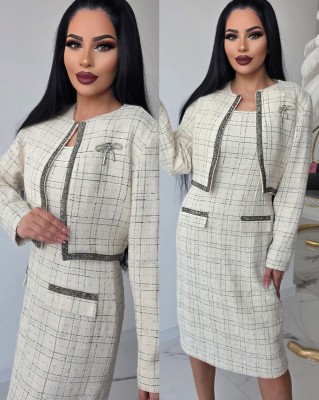 Комплект сако и рокля в екрю