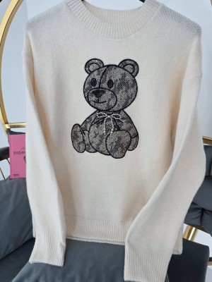 Пухкав и мек пуловер в бяло