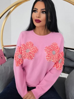 Пуловер с нежна декорация