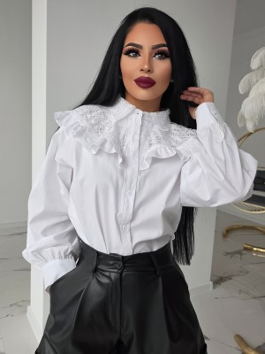 Риза с дантелен акцент