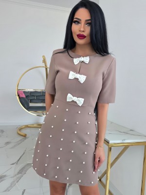 Рокля с перли и нежни панделки