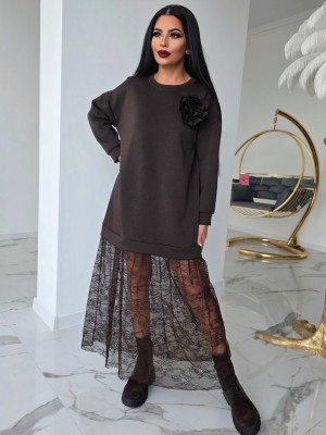 Спортно-елегантна рокля с дантела