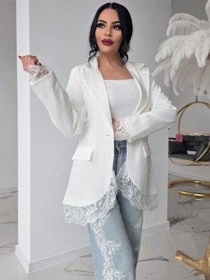 Стилно сако с красвива дантела.